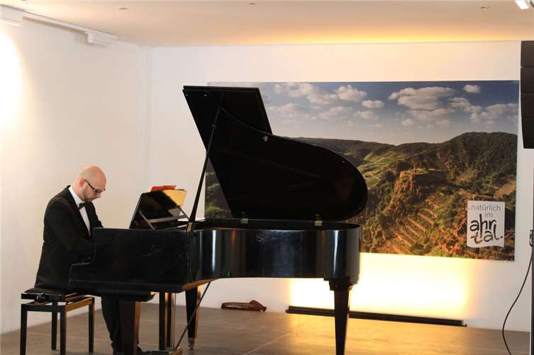 Der Pianist Andreas Gorjup spielte auf virtuose Weise Stücke von Bach und Beethoven.  Foto: DU