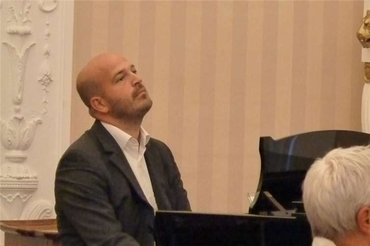 Katrin Pütz – eine außergewöhnliche junge Frau Der Pianist Dominic Stangier umrahmte die Feierstunde mit beeindruckendem Spiel.
