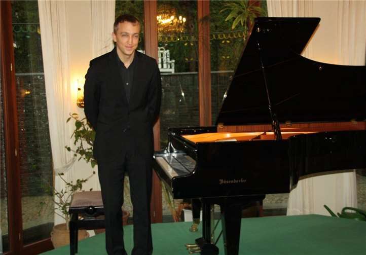 Der Pianist Fabian Müller beim Konzert. Privat