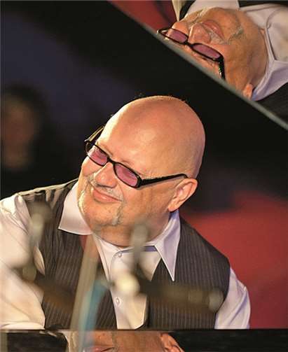 Der Pianist Waldemar Grab wird in Andernach einen Gottesdienst musikalisch und wortreich mitgestalten. privat
