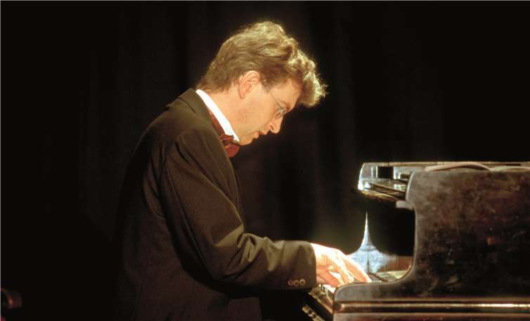 Der Pianist Wolfgang Nieß spielt raffinierte Arrangements für Klavier vieler unvergesslicher Film-Ohrwürmer aus der Feder des Allround-Genies Charlie Chaplin. Foto: privat
