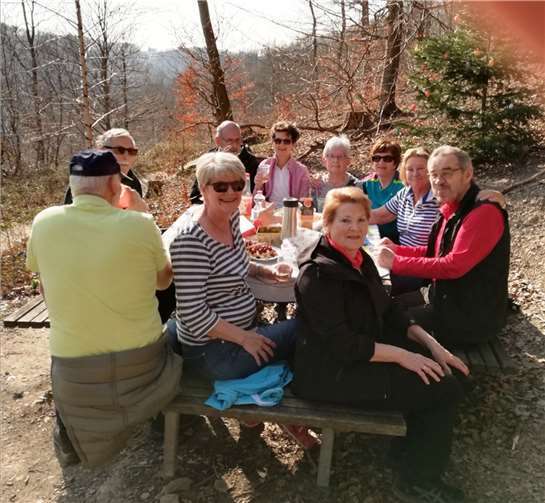 Der Picknickplatz in Nachbarschaft zum Osterbäumchen war die Attraktion der Sportler.  Foto: privat
