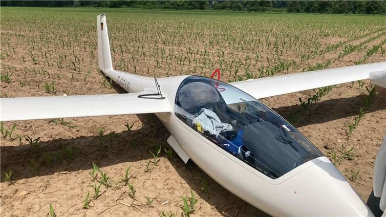 Der Pilot landete ungewollt in einem Acker. Foto: CF