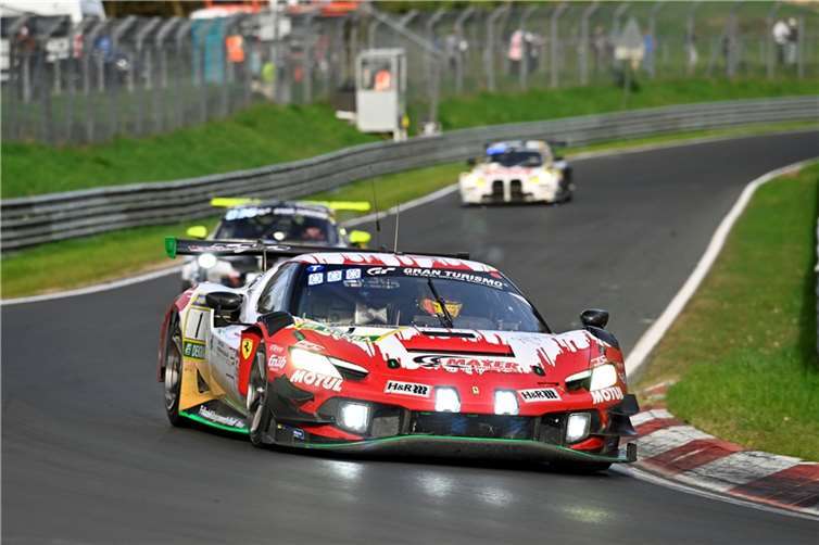 Der Piloten des Ferrari von Frikadelli Racing sahen bei ihrem ersten Renneinsatz 2024 auf der Nordschleife als Sechste die Zielflagge.