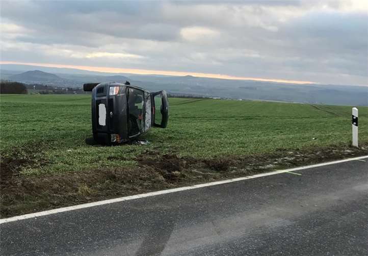 Der Pkw der 73-jährigen Fahrerin überschlug sich und kam in einem Feld zum Stehen. Foto: Polizei