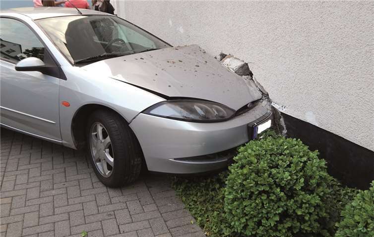 Der Pkw des jungen Mendigers raste aufgrund hoher Geschwindigkeit in der Bachstraße in eine Hauswand.privat