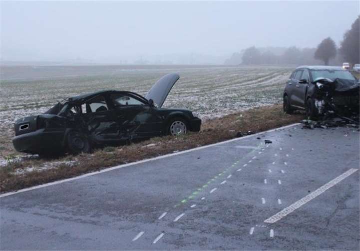 Der Pkw drehte sich auf die Gegenfahrbahn und kollidierte mit dem Gegenverkehr. Polizei