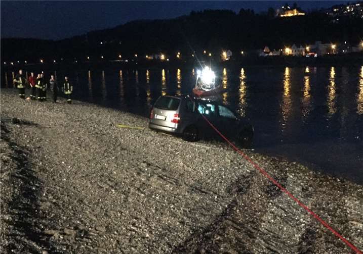 Der Pkw trieb etwa 500 Meter ab und blieb anschließend an einer Sandbank hängen.AB