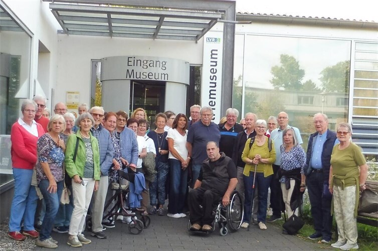 Der Plaidter Geschichtsverein vor der „Tuchfabrik Müller“ in Euskirchen