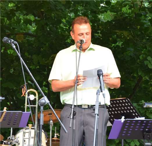 Der Plaidter Ortsbürgermeister Peter Wilkesbegrüßte die Gäste im Rauscherpark.