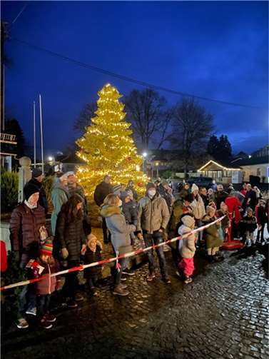 Der Platz am Brunnen war mit vielen Bürgern gut gefüllt.