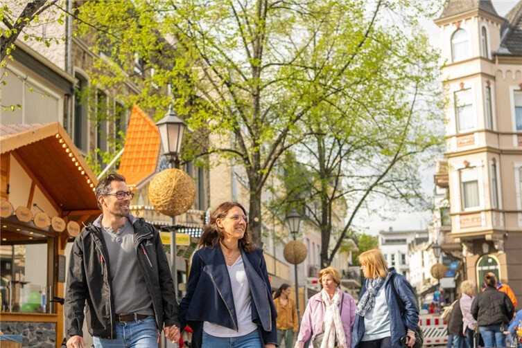 Der Platz an der Linde und die Poststraße laden zum Feierabendmarkt ein. 