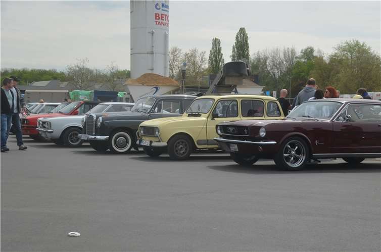 Der Platz füllte sich mit Young- und Oldtimern.  Fotos: J. + M. Luecker (www.foto-shark.com)