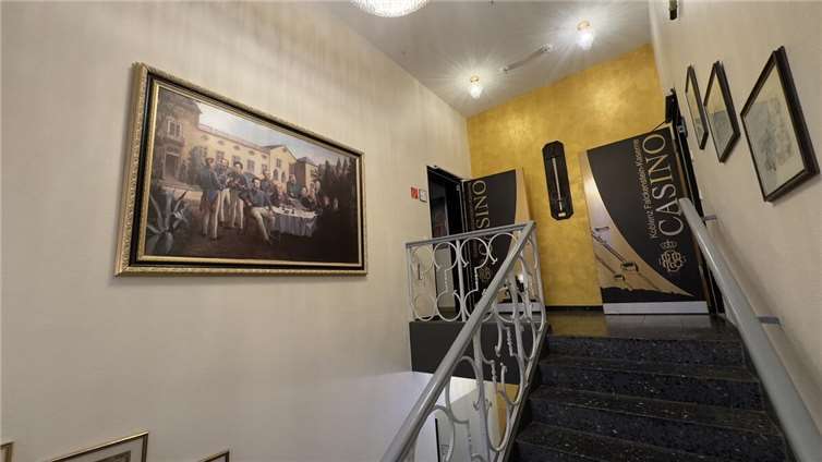 Der Platz im Aufgang zum Casino ist gut gewählt. Foto: Peter Riege