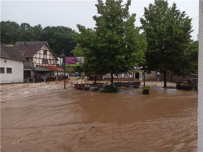 Der Platz vor dem Dorfgemeinschaftshaus während der Flut  Foto: privat.
