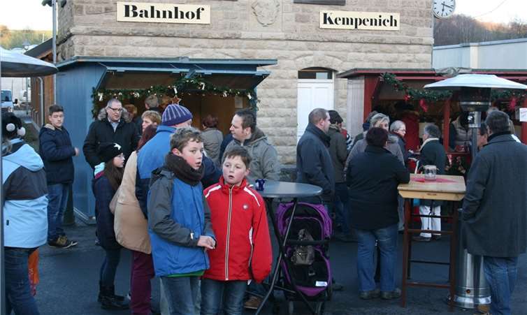 Der Platz vor dem alten Bahnhof in Kempenich präsentierte sich als schmucker Weihnachtsmarkt.WK