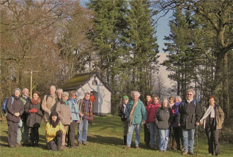 Der Platz vor der Kapelle auf dem Hömmerich bei Barweiler bot eine traumhafte Kulisse für eine kurze Verschnaufpause.privat