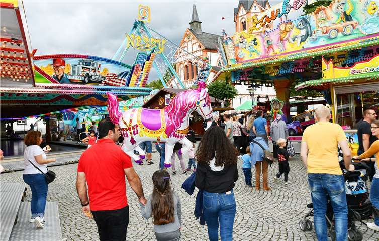 Der Platz zu Füßen von St. Peter verwandelte sich wieder in einen bunten Rummel. Fotos: RASCH