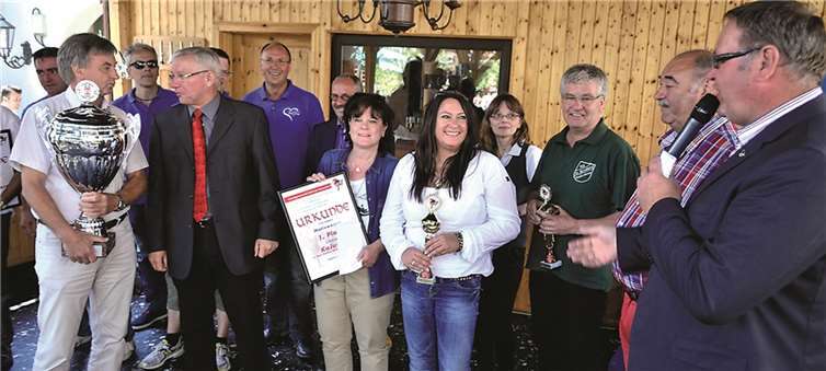 Der Pokal des Oberbürgermeisters ging an die KaJunSe Neuendorf/Wallersheim.