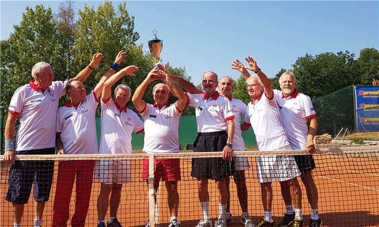 Der Pokal geht in den Westerwald: Die Senioren des TC Siershahn waren schon zu Beginn des Turniers zuversichtlich und wurden nicht enttäuscht. (V.l.) Michal Hanusch, Dieter Schmitt, Werner Ogrzall, Dieter Roth, Heinz Wagner, Gordon Waygood, Hans-Erich Hess und Betreuer Horst Bitschkus.Privat