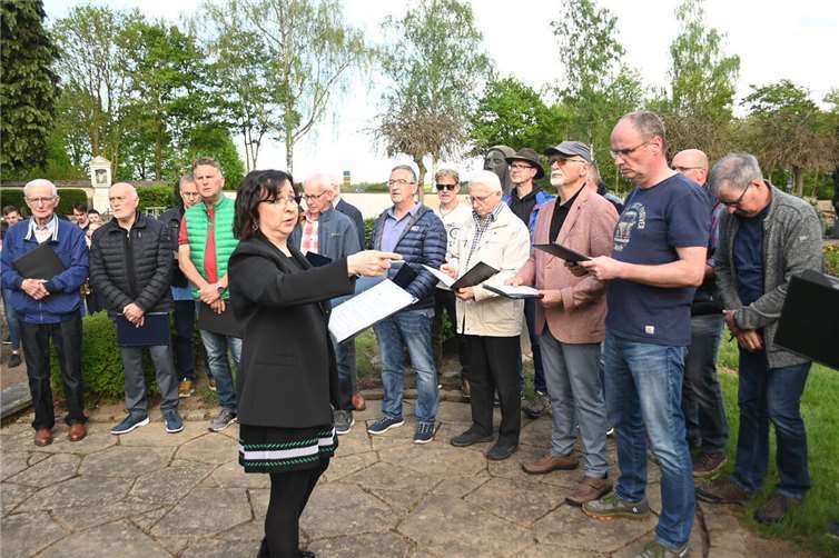 Der Polcher Männerchor bei der Gefallenenehrung auf dem Friedhof.