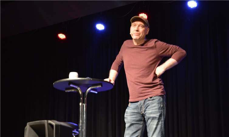 Der Politkabarettist unterhielt das Publikum in Remagen mit seiner Show. Foto: AB