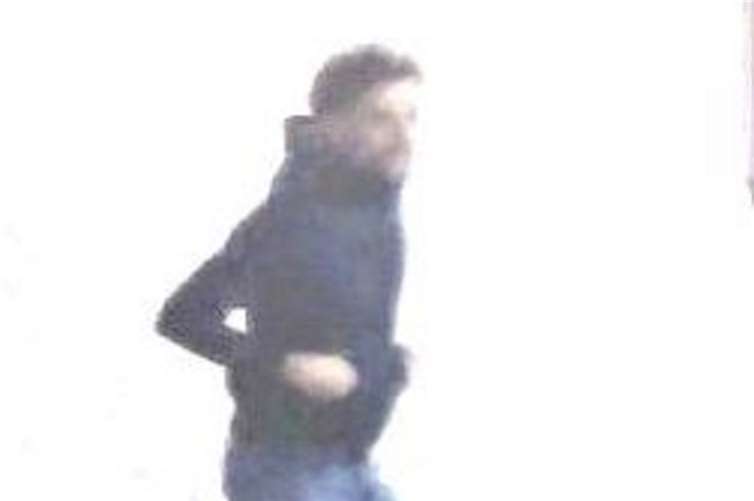 Der Polizei fahndet nach diesem Tatverdächtigen.  Fotos: Polizei Bonn
