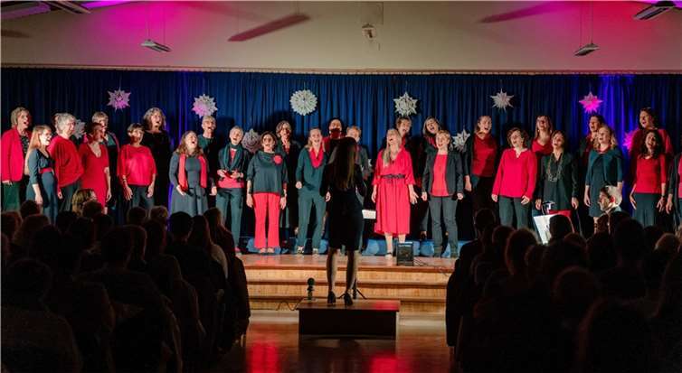 Der Pop-Chor hatte mit seinem Repertoire aus modern arrangierten Liedern wie beispielsweise „More than words“ oder einem Medley bekannter Dancefloor-Hits der 90er den Geschmack des Publikums getroffen. Foto: Bernhard Risse, Creative Moments