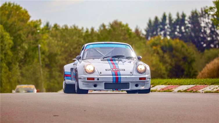 Der Porsche 911 RSR 3.0 Gruppe 4 mit André Kunkel/Michael Funke/Dr. Eddy Althoff auf der Nordschleife.  Foto: Roland Schäfges - myfoto24.eu