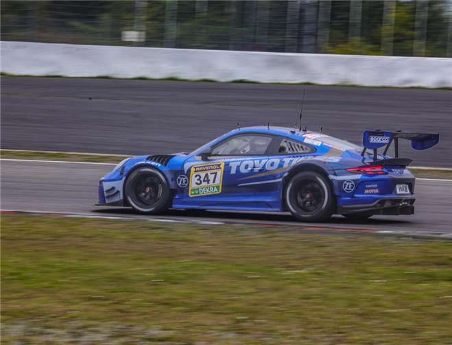 Der Porsche 991 GT3 Cup mit Marc Hennerici, Andy Gülden und Tim Sandtler auf der Nordschleife.  Foto: Roland Schäfges www.myfoto24.eu