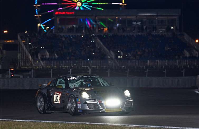 Der Porsche von Black Falcon im nächtlichen Renneinsatz.