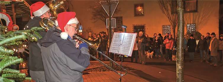 Der Posaunenchor Anhausen machte auch in Thalhausen auf dem Burplatz Station.WT