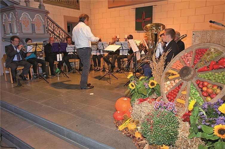 Der Posaunenchor Oberdreis im schön geschmückten Altarraum.