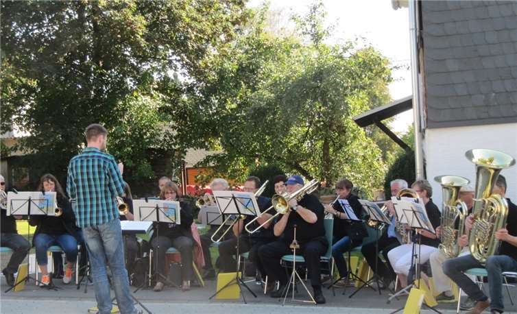 Der Posaunenchor Urbach beim Gemeindefest der Evangelischen Kirchengemeinde Urbach.Privat
