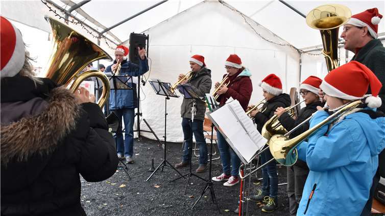 Der Posaunenchor der ev Kirche Rengsdorferöffnete das Weihnachtsmarktprogramm.