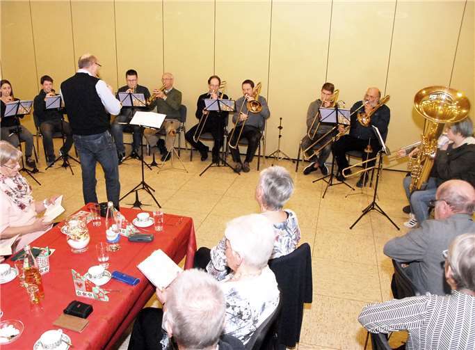 Der Posaunenchor der evangelischen Kirche unter Leitung vonKlaus Groth spielte weihnachtliche Lieder, bei denen dieTeilnehmer der Seniorenfeier mitsingen konnten.