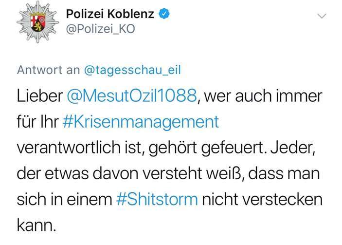 Der Post vom offiziellen Twitter-Account der Polizei Koblenz zum Rücktritt von Ex-Nationalspieler Mesut Özil. Quelle: Twitter