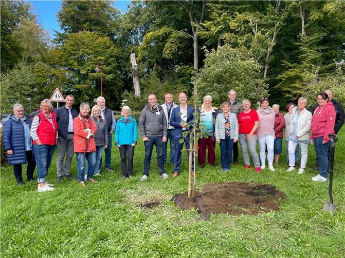 Der Präses der Evangelischen Kirche im Rheinland, Dr. Thorsten Latzel, hat im Rahmen der Aktion „7 Trees“ einen Apfelbaum gepflanzt. Quelle: Haus der Stille Rengsdorf