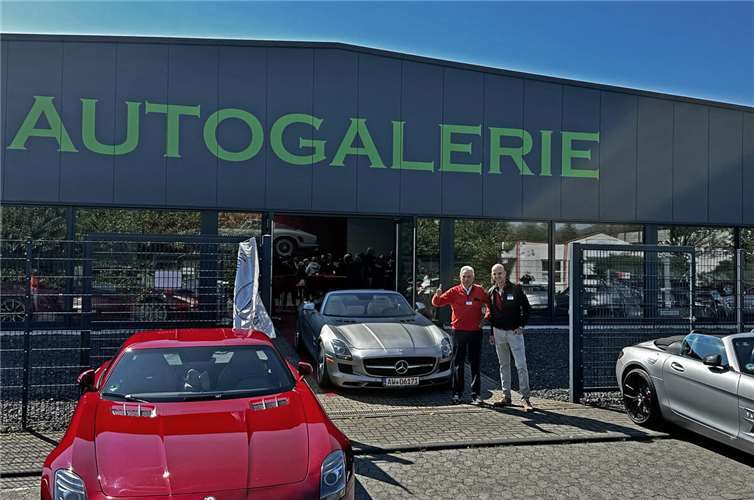 Der Präsident Andreas Röhrle (l.) und F.J Schneider von der Autogalerie.  Foto: BL
