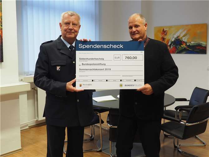 Der Präsident der Bundespolizeidirektion Koblenz, Joachim Moritz, überreichte die Hälfte der beim Sommernachtskonzert 2019 gesammelten Betrages an Klaus Engel, den Vertreter für die Bundespolizeistiftung.