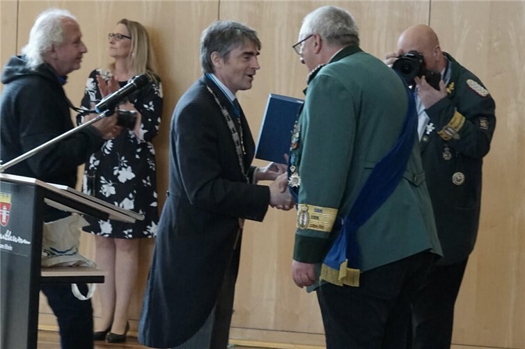 Der Präsident der EGS Albert-Henri Prinz von Merode (links) gratuliert Brudermei...