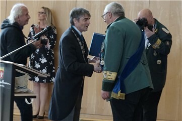 Der Präsident der EGS Albert-Henri Prinz von Merode (links) gratuliert Brudermeister Mario Geißler