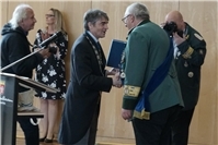 Der Präsident der EGS Albert-Henri Prinz von Merode (links) gratuliert Brudermei...