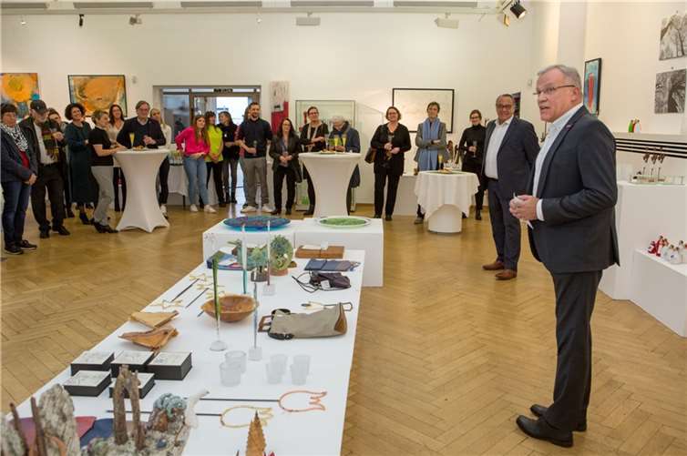 Der Präsident der Handwerkskammer Koblenz Kurt Krautscheid (rechts) freute sich mit HwK- Hauptgeschäftsführer Ralf Hellrich (Zweiter von rechts), dass man dem Kunstahndwerk seit mehr als 40 Jahren ein so besonderes Forum bieten kann. Foto: privat