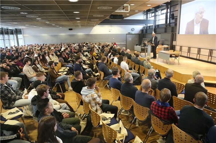 Der Präsident der Hochschule Prof. Dr. Karl Stoffel begrüßte die neuen Studentinnen und Studenten am Remagener Campus der Hochschule Koblenz. Foto: Hochschule Koblenz