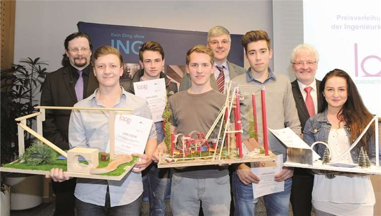 Der Präsident der Ingenieurkammer Rheinland-Pfalz, Dr.-Ing. Horst Lenz (2.v.r.), gratuliert gemeinsam mit den Jurymitgliedern Prof. Dr.-Ing. Michael Küchler (2.v.l.) und Uwe Angnes, Vorstandsmitglied der Kammer (5.v.l.), den Schülern Philipp Schartner, Leo Nietgen, Tim aus der Wieschen, David Neiß und Jessica Frühauf (v.l.n.r.) zu ihren gelungenen Modellen. INGRLP/Kristina Schäfer