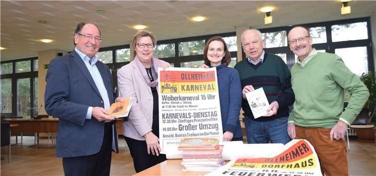 Der Präsident der KG Bubbelsbröder Wilfried Hein, Günter Tappeser als Geschäftsführer und Archivar Alexander Schulte über gaben im Beisein der Bürgermeisterin Petra Kalkbrenner ihre Vereinssammlung an die Archivarin der Gemeinde Hanna Albers.Foto: EICH