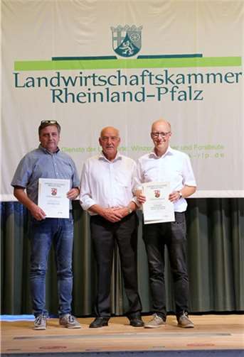 Der Präsident der Landwirtschaftskammer ehrt Ausbildungsbetriebe für ihr langjähriges Engagement in der Ausbildung.
