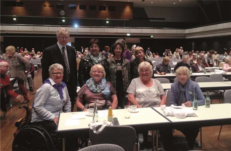 Der Präsident der Rheuma-Liga Hessen, Herr Dr. Wolfgang Bolten, stellte sich für ein Foto mit der Gruppe aus Cochem zur Verfügung.privat