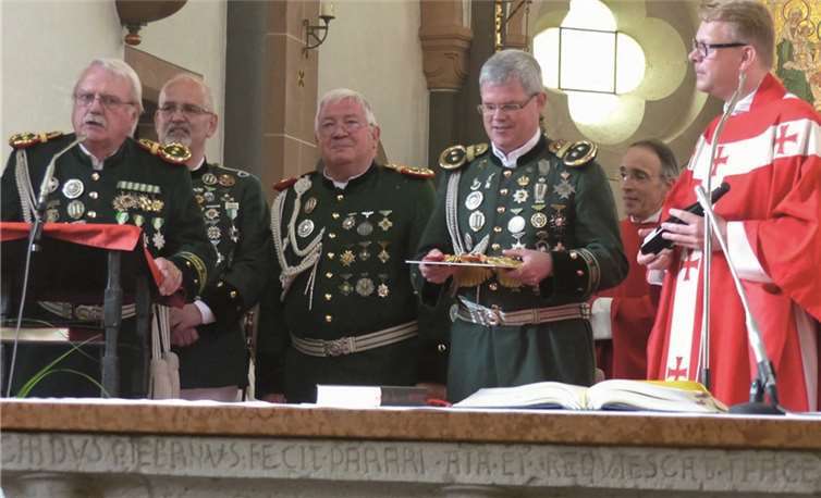 Der Präsident der Schützen, Wolfgang Strang, erhielt von Pastor Frank Klupsch die äußeren Zeichen der Majorswürde in der Kirche Sankt Peter und Paul. AB